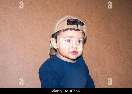 Süße kleine Jungen in einem Baseball Cap Stockfoto