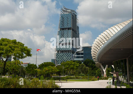 03.02.2018, Singapur, Republik Singapur, Asien - Blick auf den South Beach Tower und einen teilweisen Blick auf den stacheligen Fassade der Esplanade Theater. Stockfoto