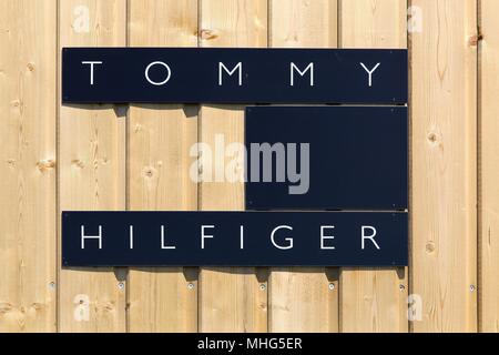 Villefranche, Frankreich, 11. Juni 2017: Tommy Hilfiger Logo auf eine Wand. Stockfoto