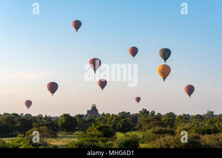 Gruppe von Heißluft-ballons Fliegen über die Tempel von Bagan, Myanmar (Birma) Stockfoto