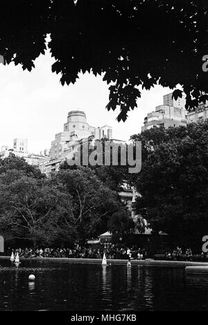 Central Park Modell Boot Segeln, Wintergarten, Wasser, Central Park, New York City, Vereinigte Staaten von Amerika. Stockfoto