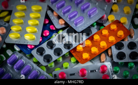 Stapel der Bunten tabletten Pille in Blisterverpackung. Pharmazeutische Industrie Konzept. Apotheke Apotheke. Schmerzmittel und Wechselwirkungen mit charcoa Stockfoto
