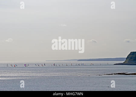 Segeln Boote genießen Sie gutes Wetter in eine Regatta von Scarborough Landspitze. Stockfoto