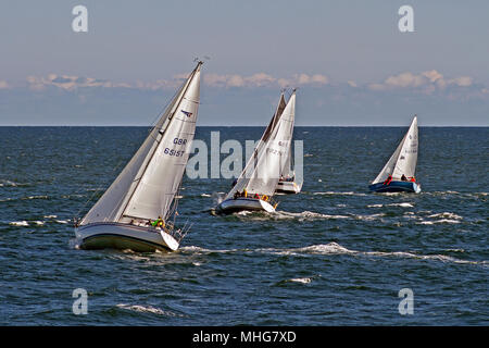 Segelboote Jockey für die Position in einem Wettbewerb von Scarborough Castle Landspitze. Stockfoto