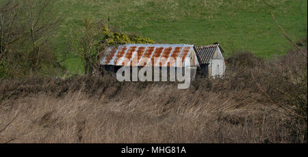 Foto von ein paar alten und baufälligen Schuppen auf dem Land Stockfoto