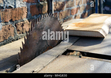 Sägewerk. Alte Maschine zum Sägen Bretter. Kreissägen. Holzverarbeitende Industrie. Stockfoto