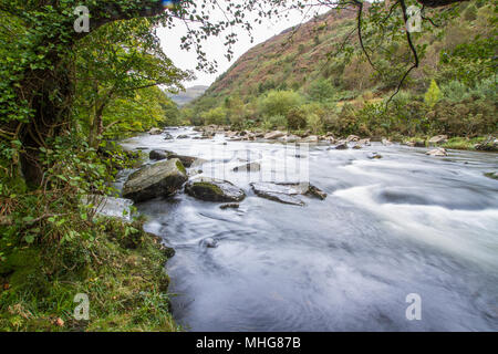 Flusses Glaslyn Alpinstil Tal durchquert. Beddgelert, Snowdonia, Gwynedd, Wales, Vereinigtes Königreich "Langzeitbelichtung. Stockfoto