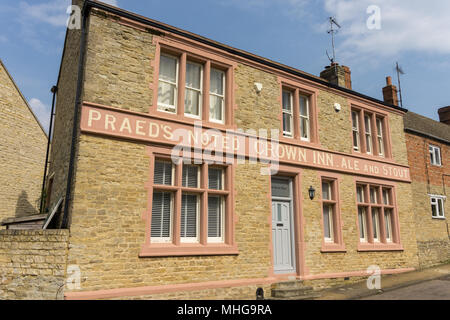 Das Crown Inn, Grendon, Northamptonshire, Großbritannien; ein ehemaliger Public House nun umgewandelt in eine 2-Zimmer Wohnung, aber die Beibehaltung des ursprünglichen Beschilderung. Stockfoto