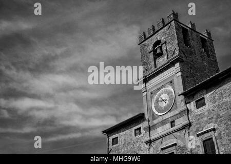 Cortona alten Uhrturm, das Symbol der antiken Stadt in der Toskana, im 15. Jahrhundert abgeschlossen (Schwarz und Weiß) Stockfoto