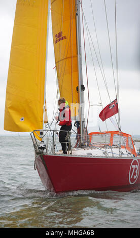 Susie Goodall Segeln auf ihrer Yacht DHL Starlight auf dem Solent, vor dem Segeln um die Welt in den Golden Globe 2018 alleine. Stockfoto