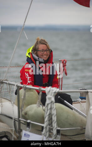 Susie Goodall Segeln auf ihrer Yacht DHL Starlight auf dem Solent, vor dem Segeln um die Welt in den Golden Globe 2018 alleine. Stockfoto