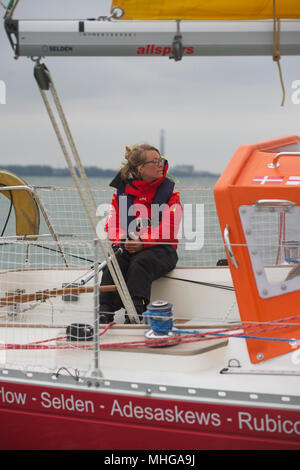 Susie Goodall Segeln auf ihrer Yacht DHL Starlight auf dem Solent, vor dem Segeln um die Welt in den Golden Globe 2018 alleine. Stockfoto