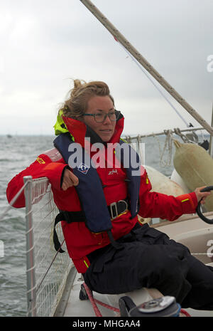 Susie Goodall Segeln auf ihrer Yacht DHL Starlight auf dem Solent, vor dem Segeln um die Welt in den Golden Globe 2018 alleine. Stockfoto