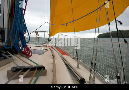 Susie Goodall Segeln auf ihrer Yacht DHL Starlight auf dem Solent, vor dem Segeln um die Welt in den Golden Globe 2018 alleine. Stockfoto