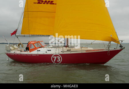 Susie Goodall Segeln auf ihrer Yacht DHL Starlight auf dem Solent, vor dem Segeln um die Welt in den Golden Globe 2018 alleine. Stockfoto