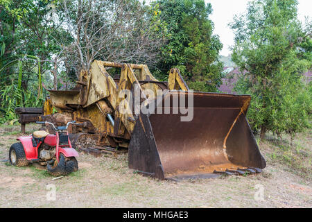 Alte und rostige undurchführbar Baumaschine Fahrzeug mit alten Baum - Räder Motorrad nicht benutzt Stockfoto