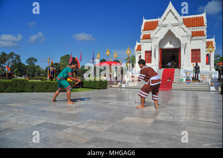 Phitsanulok, Thailand - April 8, 2011: Zwei Männer in Tracht holidng Schwert zeigt traditionelle thailändische Fechten im Freien zu Touristen vor Stockfoto