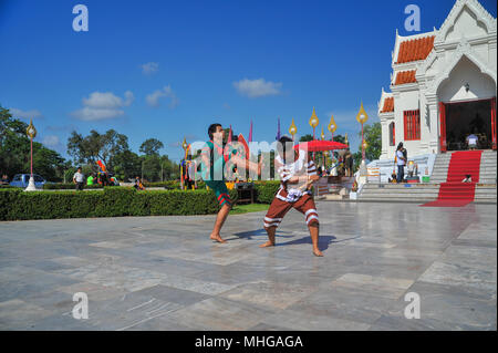 Phitsanulok, Thailand - April 8, 2011: Zwei Männer in Tracht holidng Schwert zeigt traditionelle thailändische Fechten im Freien zu Touristen vor Stockfoto