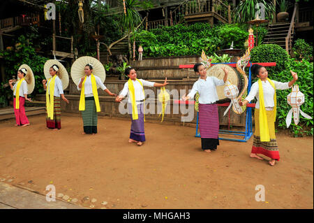 Saraburi, Thailand - Juni 3, 2011: Mädchen im Teenageralter, die Thai nothern Stil tanzen auf der Bühne zu zeigen Touristen im Kulturzentrum in Saraburi Stockfoto