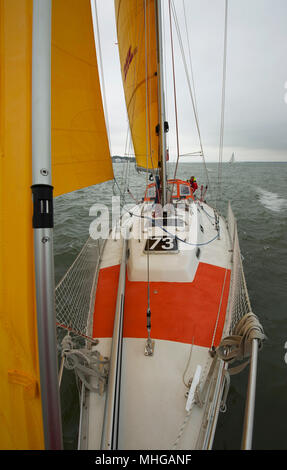 Susie Goodall Segeln auf ihrer Yacht DHL Starlight auf dem Solent, vor dem Segeln um die Welt in den Golden Globe 2018 alleine. Stockfoto