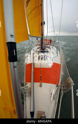 Susie Goodall Segeln auf ihrer Yacht DHL Starlight auf dem Solent, vor dem Segeln um die Welt in den Golden Globe 2018 alleine. Stockfoto