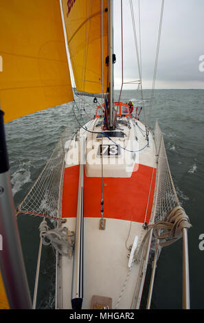 Susie Goodall Segeln auf ihrer Yacht DHL Starlight auf dem Solent, vor dem Segeln um die Welt in den Golden Globe 2018 alleine. Stockfoto