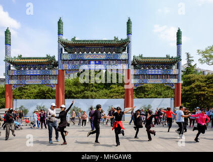 Peking, China 30. APRIL 2018: tanzende Menschen in einem Park. Taoranting Park ist ein großer Stadtpark in Xicheng District befindet sich im südlichen Teil von sein Stockfoto