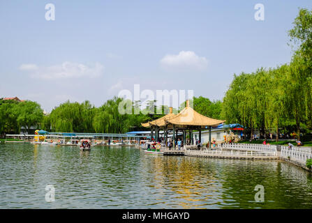 Peking, China 30. APRIL 2018: Leute nehmen eine entspannende Bootsfahrt in einem Park. Taoranting Park ist ein großer Stadtpark in Xicheng Distric entfernt Stockfoto