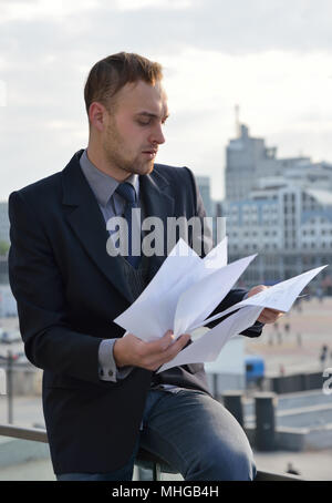 Geschäftsmann emotional Lesen von Dokumenten Stockfoto