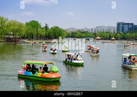 Peking, China 30. APRIL 2018: Leute nehmen eine entspannende Bootsfahrt in einem Park. Taoranting Park ist ein großer Stadtpark in Xicheng Distric entfernt Stockfoto