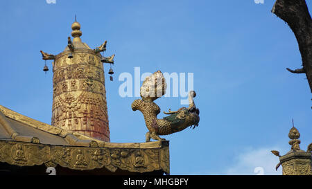 Messing Statue auf dem Dach mit Sky Stockfoto