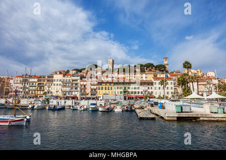 Cannes City Skyline auf Côte d'Azur in Frankreich, Le Suquet Altstadt von Le Vieux Port Stockfoto