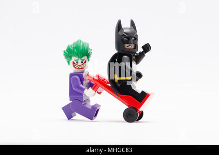 Mini Abbildung von joker drücken Trolley mit Batman auf. Lego Minifiguren sind von der Lego Gruppe hergestellt. Stockfoto