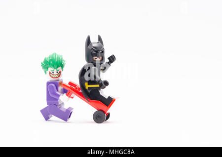 Mini Abbildung von joker drücken Trolley mit Batman auf. Lego Minifiguren sind von der Lego Gruppe hergestellt. Stockfoto