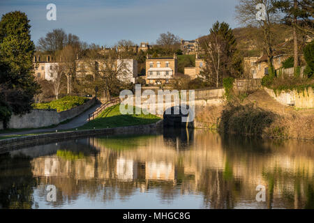 Häuser entlang Kennet und Avon Kanal in Bath, Somerset, UK. Vor 200 Jahren den Kanal eine wichtige Handelsroute zwischen Bristol und London. Stockfoto