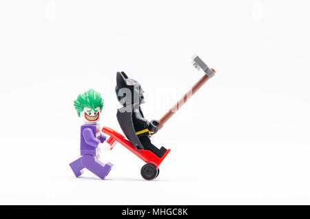 Mini Abbildung von joker drücken Trolley mit Batman stehen auf it und zusammen Bild. Lego Minifiguren sind von der Lego Gruppe hergestellt. Stockfoto