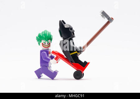 Mini Abbildung von joker drücken Trolley mit Batman stehen auf it und zusammen Bild. Lego Minifiguren sind von der Lego Gruppe hergestellt. Stockfoto