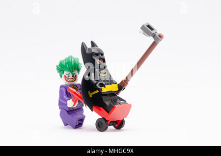 Mini Abbildung von joker drücken Trolley mit Batman stehen auf it und zusammen Bild. Lego Minifiguren sind von der Lego Gruppe hergestellt. Stockfoto