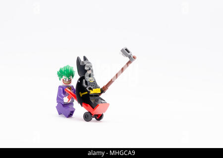 Mini Abbildung von joker drücken Trolley mit Batman stehen auf it und zusammen Bild. Lego Minifiguren sind von der Lego Gruppe hergestellt. Stockfoto