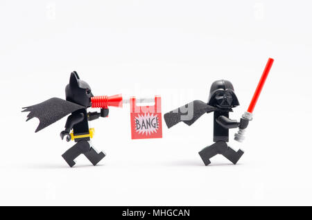 Mini Abbildung von Batman mit bang Pistole Darth Vader zu jagen. Lego Minifiguren sind von der Lego Gruppe hergestellt. Stockfoto