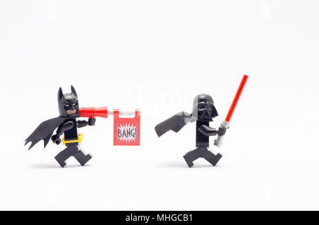 Mini Abbildung von Batman mit bang Pistole Darth Vader zu jagen. Lego Minifiguren sind von der Lego Gruppe hergestellt. Stockfoto