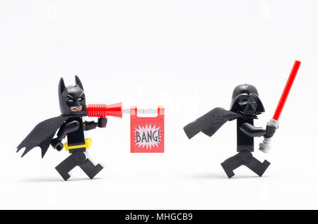 Mini Abbildung von Batman mit bang Pistole Darth Vader zu jagen. Lego Minifiguren sind von der Lego Gruppe hergestellt. Stockfoto