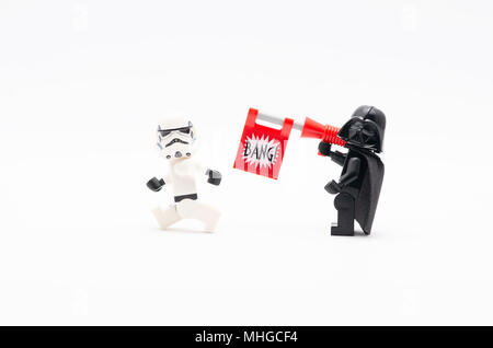 Mini Figur des Darth Vader mit bang Pistole schiessen auf Storm Trooper. Lego Minifiguren sind von der Lego Gruppe hergestellt. Stockfoto