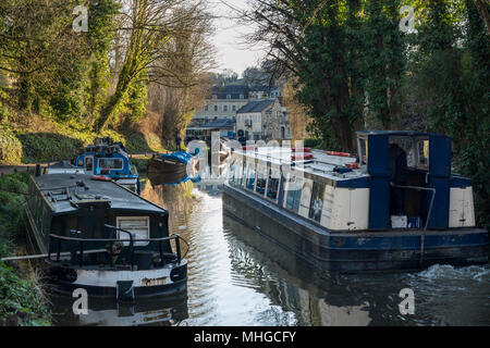 Kennet und Avon, die durch die Stadt Bath, Somerset, UK läuft Stockfoto