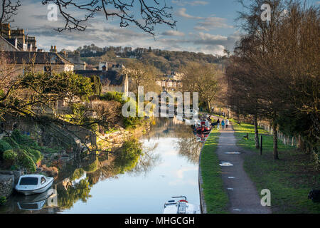 Kennet und Avon, die durch die Stadt Bath, Somerset, UK läuft Stockfoto