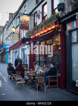 Personen, die am frühen Abend Getränke sitzen außerhalb von Coeur de Lion Pub Bar Frühstückssaal, Badewanne, Somerset, Großbritannien Stockfoto