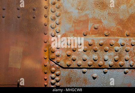 Verwitterte Blech mit Nieten Hintergrund Stockfoto