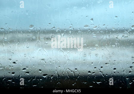 Regentropfen auf Glas Fenster in Richtung Seascape, North Norfolk, England Stockfoto