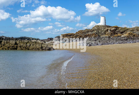 Eine Ansicht von Twr Mawr Leuchtturm von einem Strand an llanddwyn Island, Anglesey, Nordwales. Stockfoto