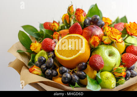 Helle Blumenstrauß aus Äpfeln, Orangen, Erdbeeren, Trauben, Pflaumen und Blumen Garten Rosen als Geschenk Stockfoto